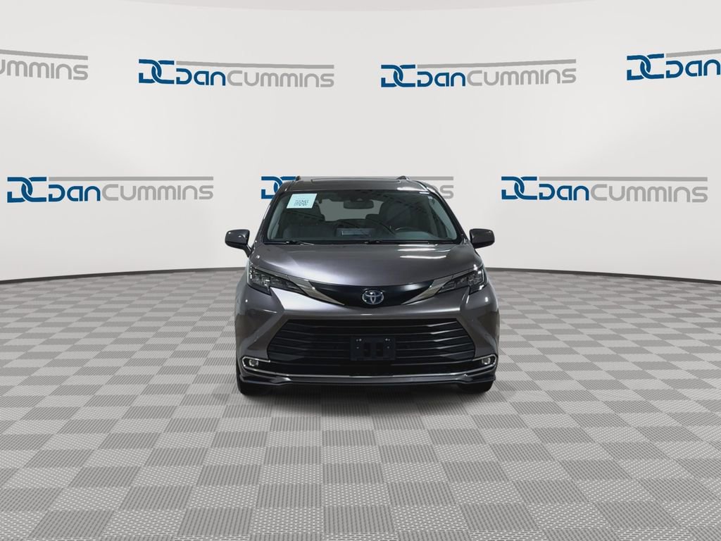 Used 2024 Toyota Sienna XLE image 3