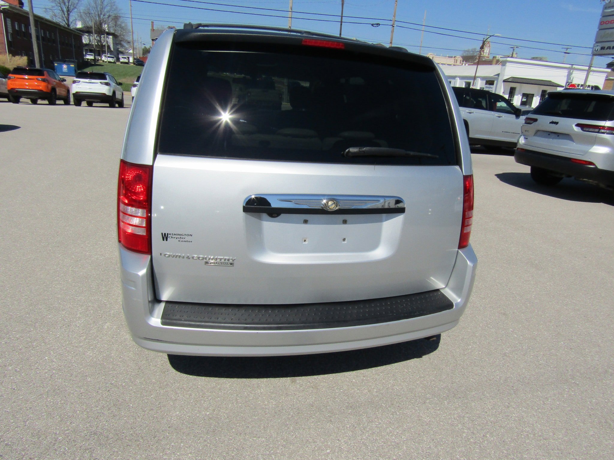 Used 2008 Chrysler Town & Country Touring FWD image 4