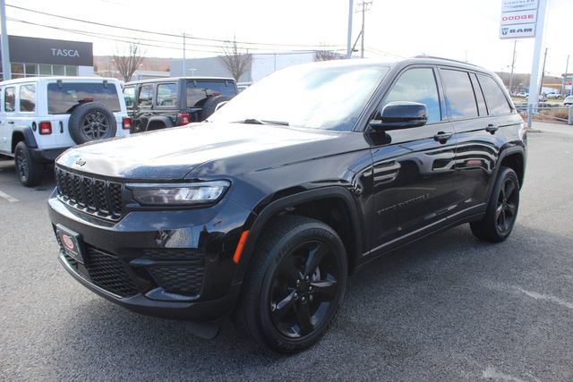 Used 2023 Jeep Grand Cherokee Altitude image 2