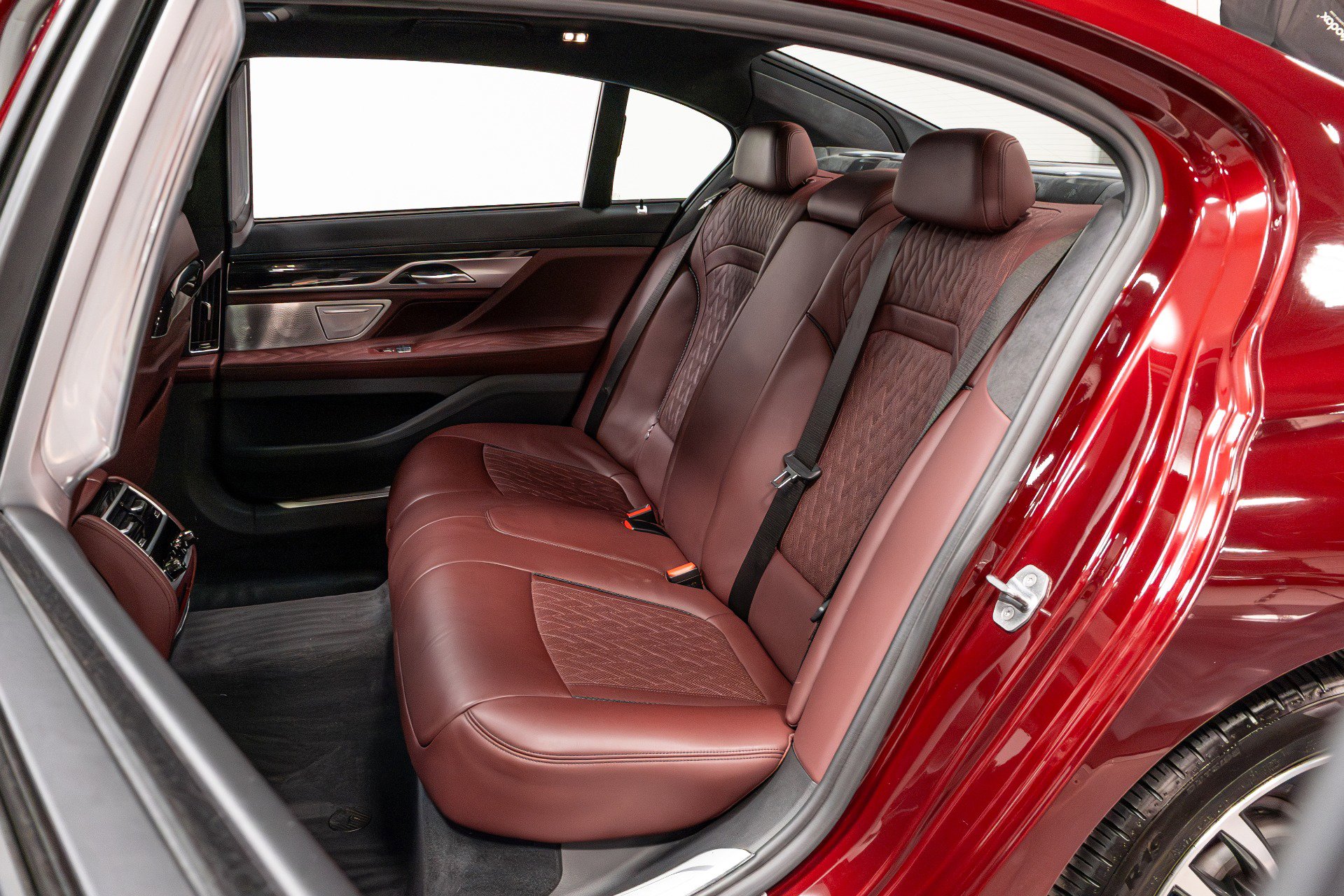 Used 2020 BMW 750i xDrive w/ Executive Package image 34