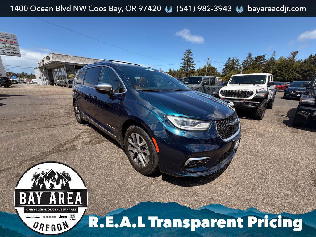 Used 2023 Chrysler Pacifica Pinnacle FWD image 3