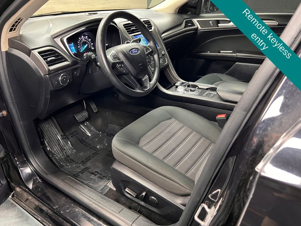 Used 2020 Ford Fusion SE image 3
