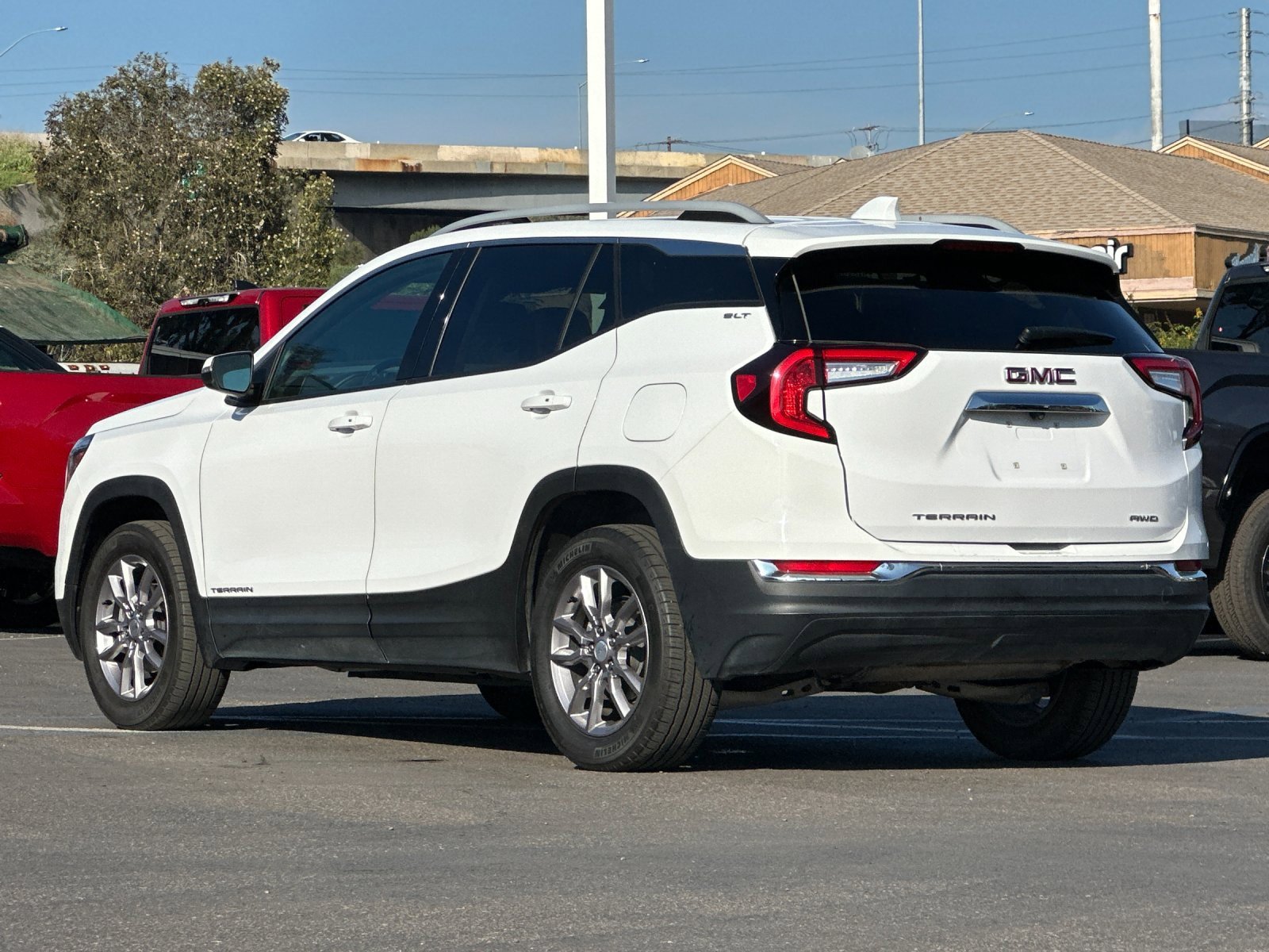 Used 2024 GMC Terrain SLT image 3