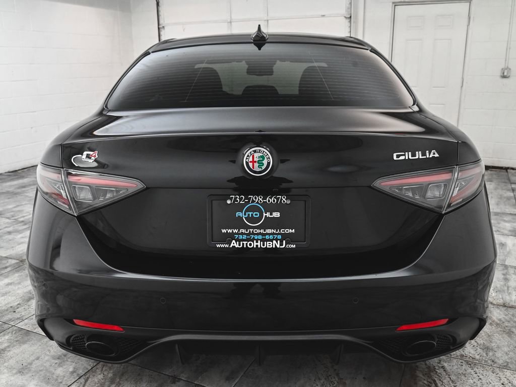 Used 2024 Alfa Romeo Giulia Veloce image 5