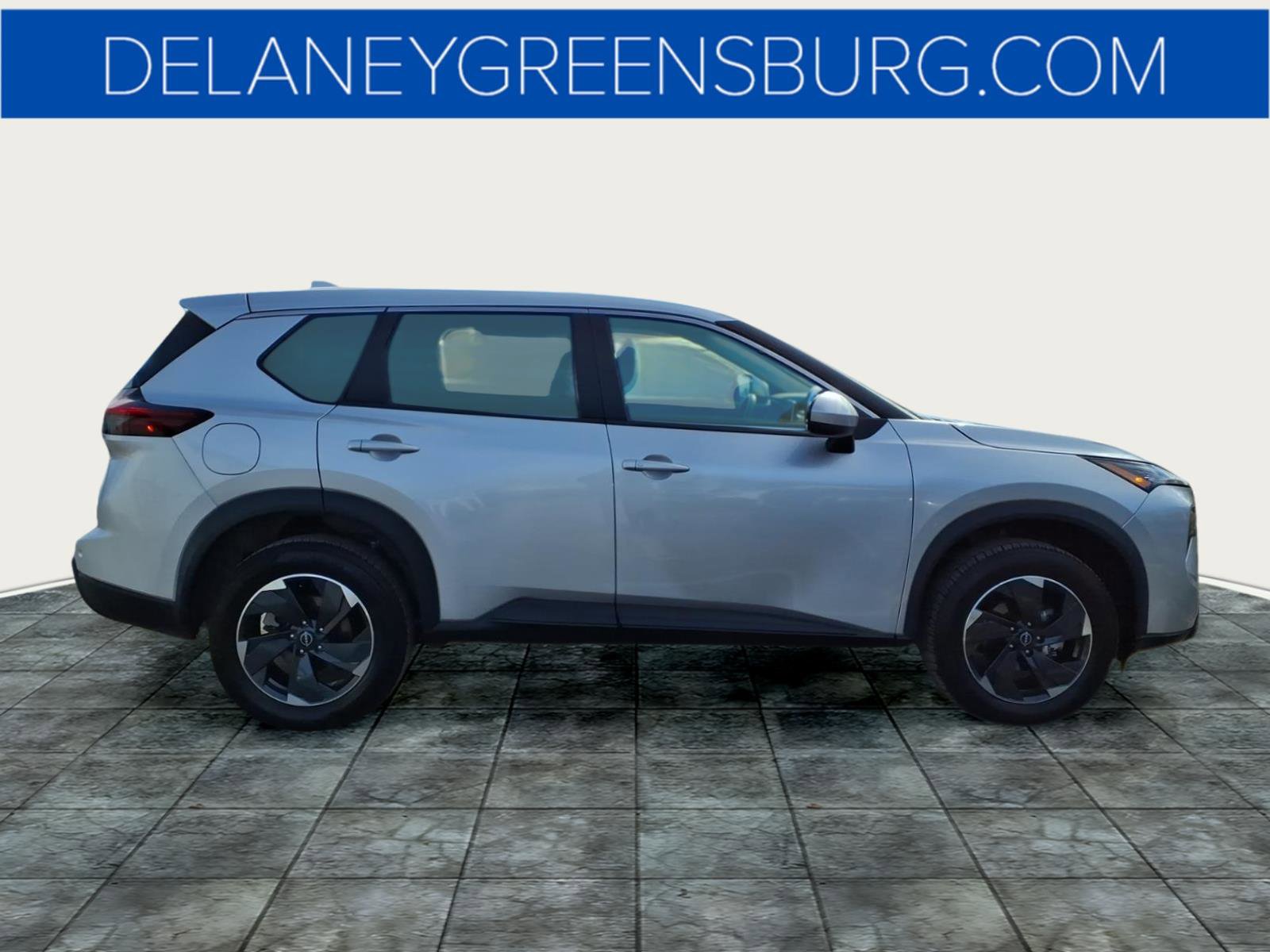 Used 2025 Nissan Rogue SV image 2