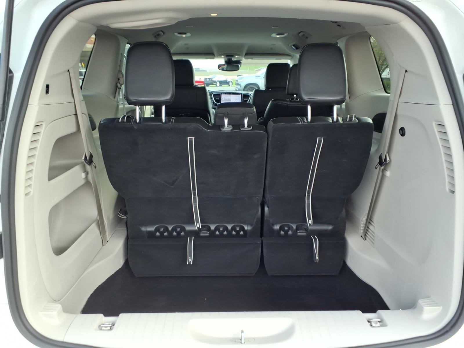 Used 2024 Chrysler Pacifica Touring-L image 30