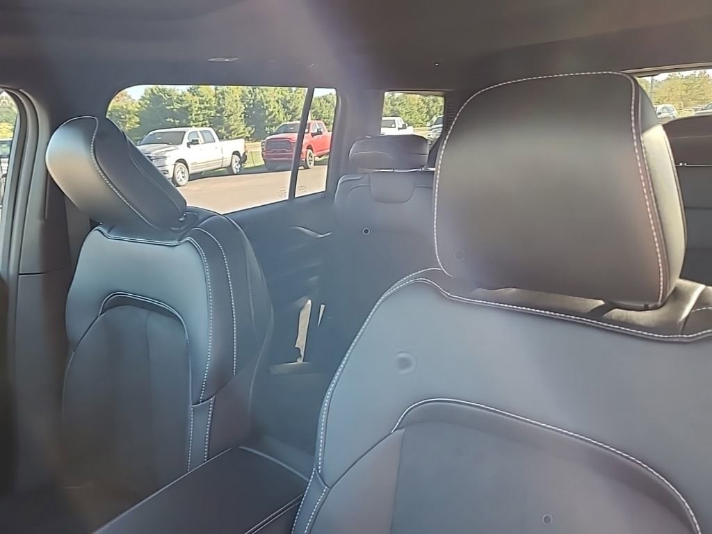 New 2025 Jeep Grand Cherokee L Altitude image 12