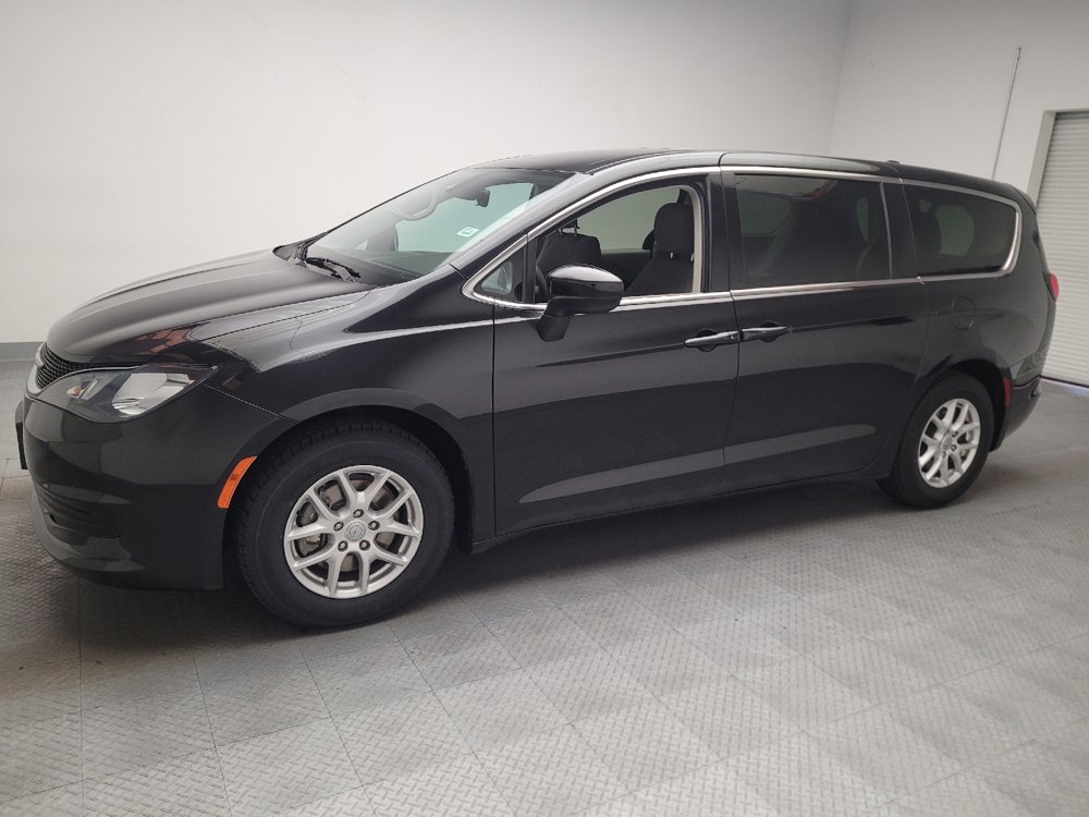 Used 2017 Chrysler Pacifica Touring FWD image 2