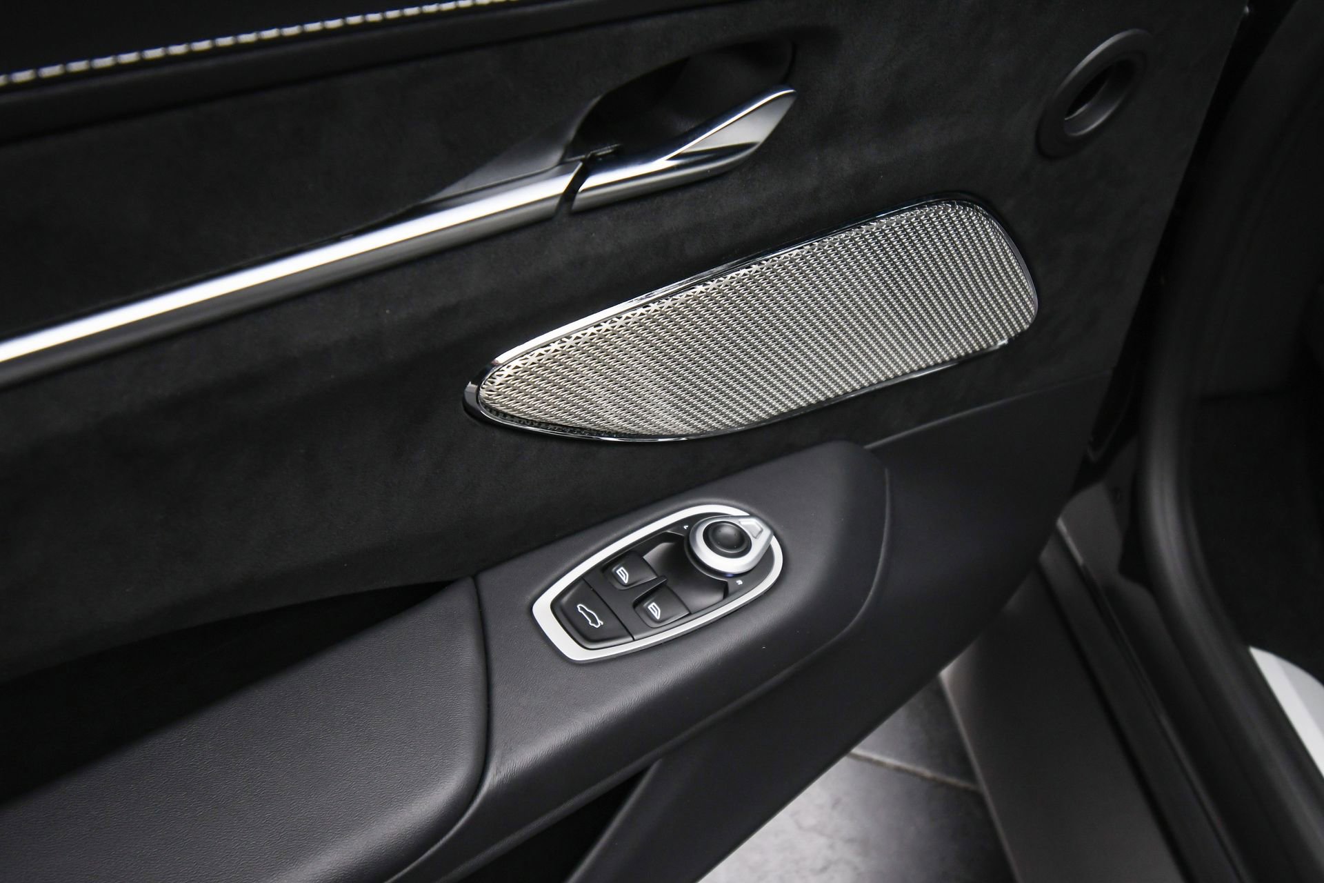 Used 2025 Aston Martin V8 Vantage Coupe image 42