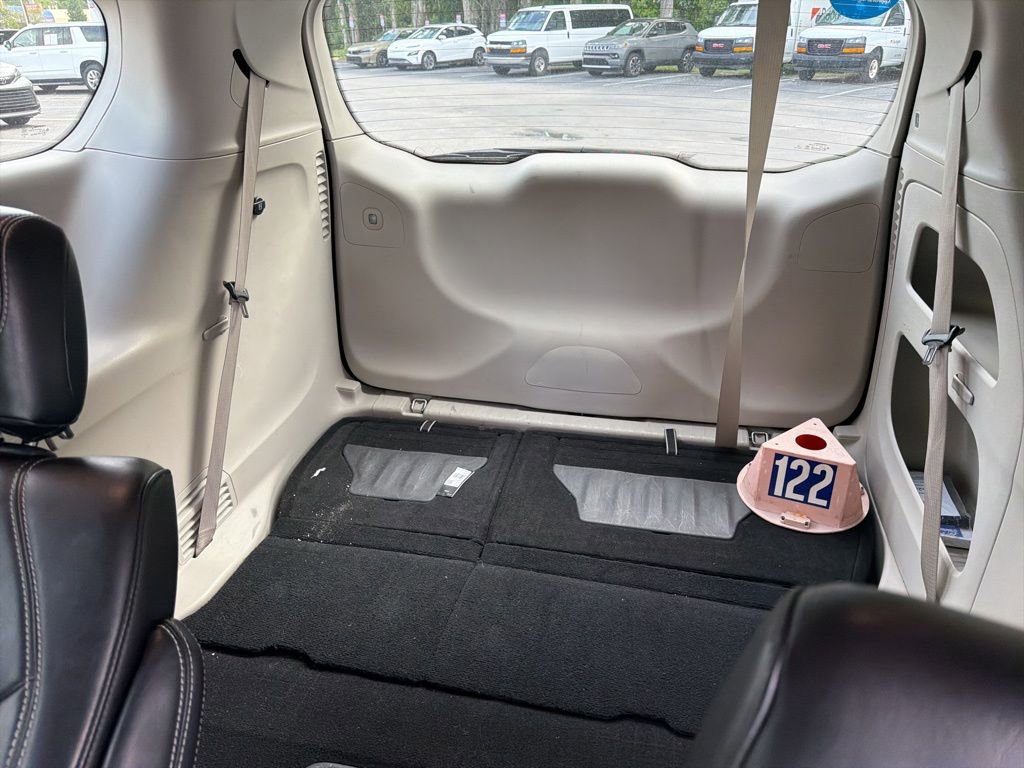 Used 2023 Chrysler Pacifica Touring-L image 8