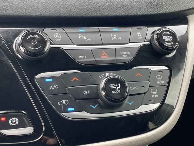 Used 2023 Chrysler Pacifica Touring-L FWD image 18