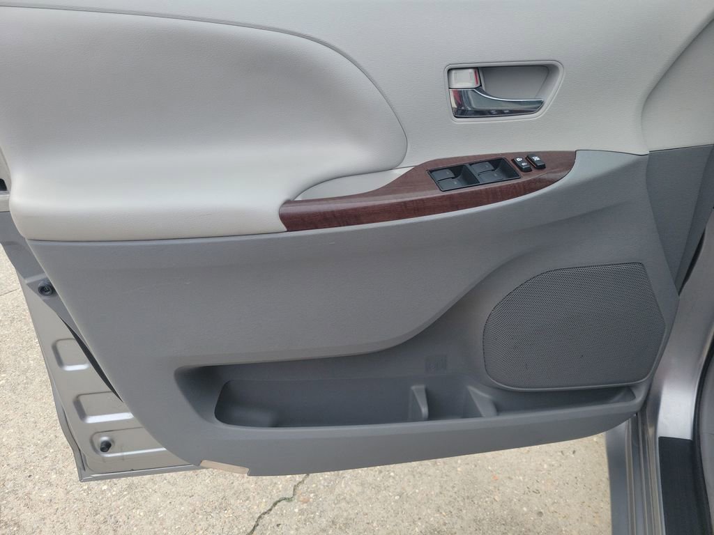 Used 2013 Toyota Sienna XLE w/ Entertainment Pkg image 21