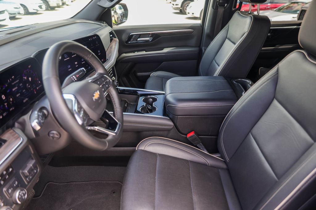 Used 2025 Chevrolet Suburban Premier w/ Sun And Tow Package AWD/4WD image 9