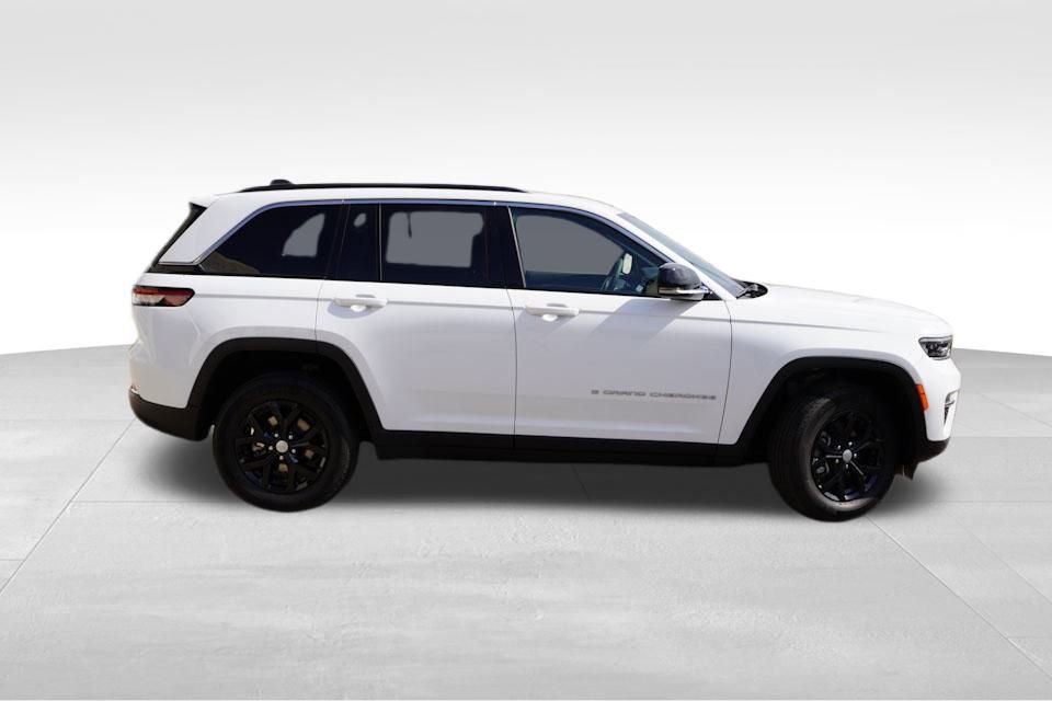 Certified 2025 Jeep Grand Cherokee Limited image 3