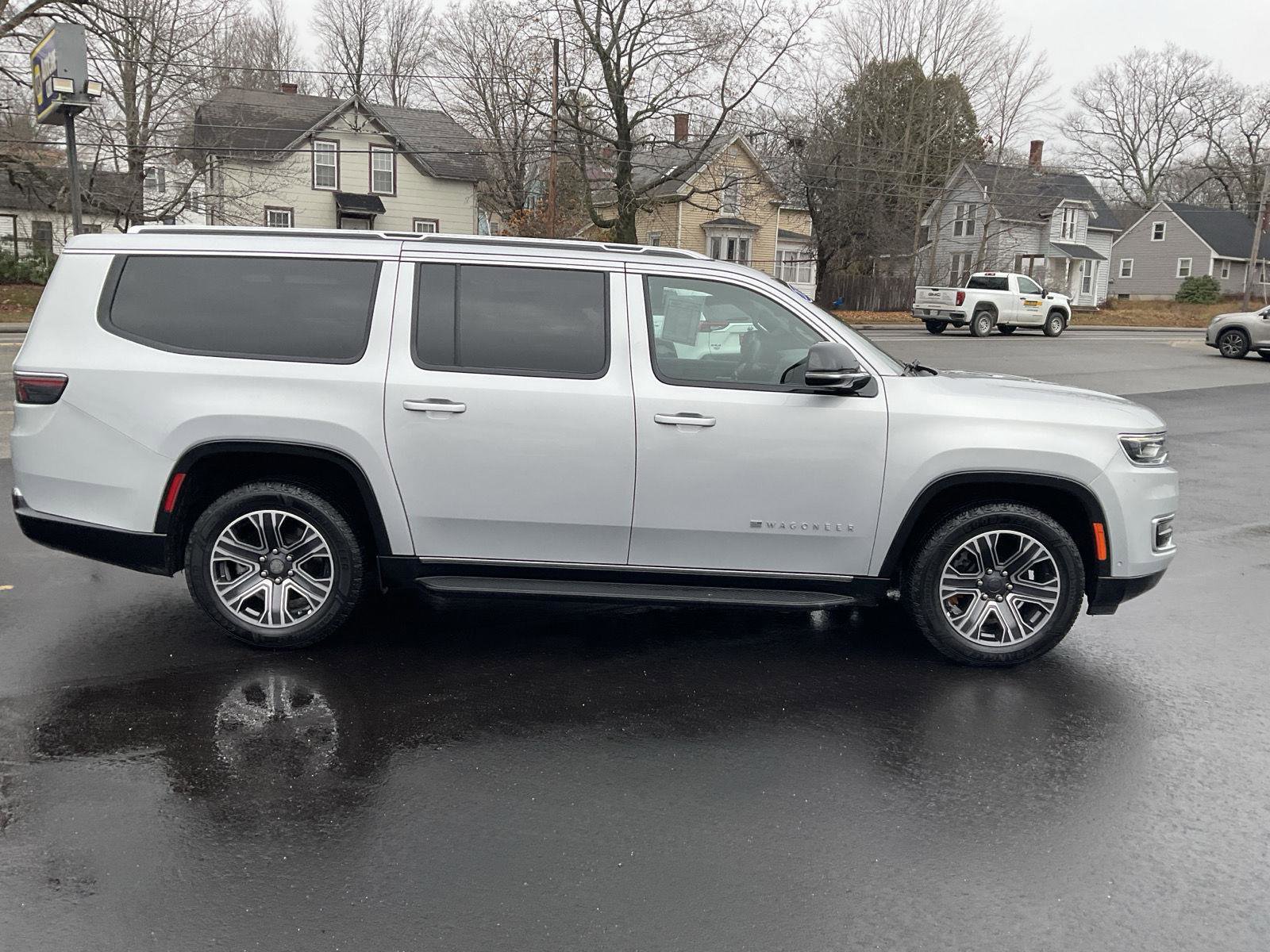 Used 2023 Jeep Wagoneer L Series II image 6