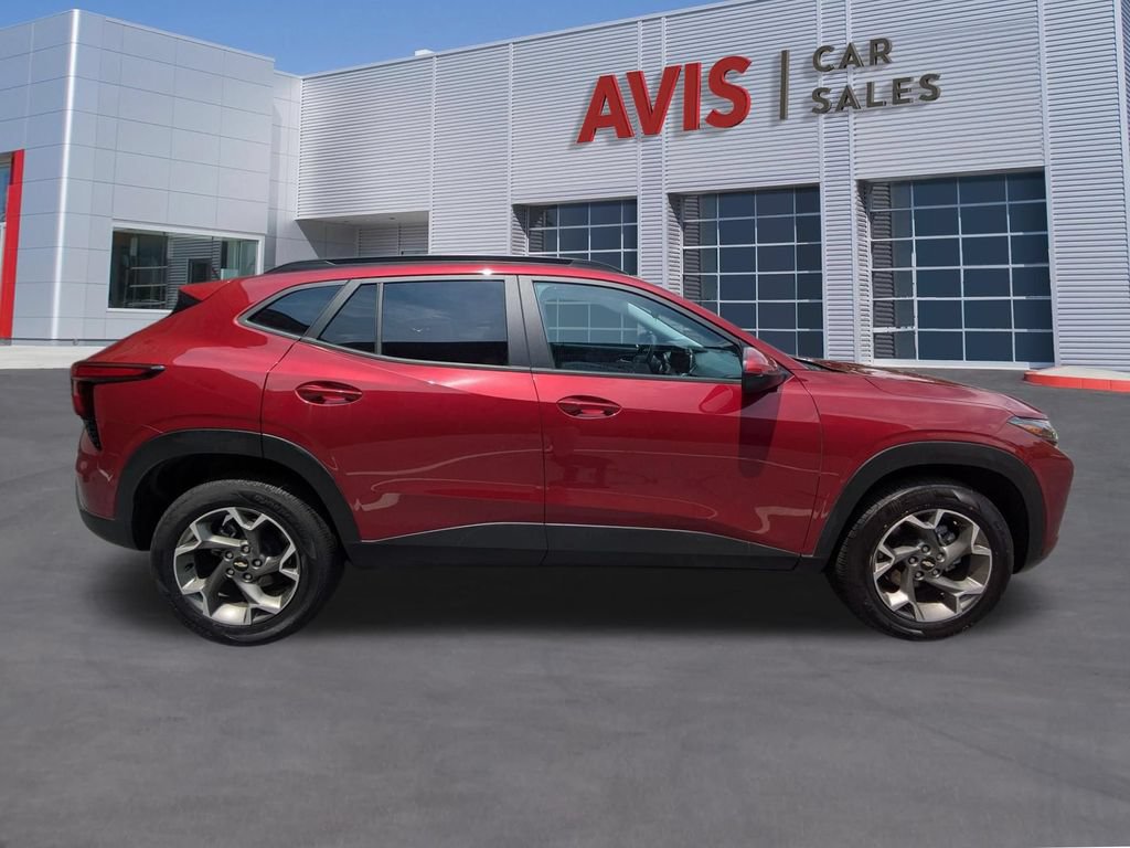 Used 2025 Chevrolet Trax LT w/ LT Convenience Package FWD image 5
