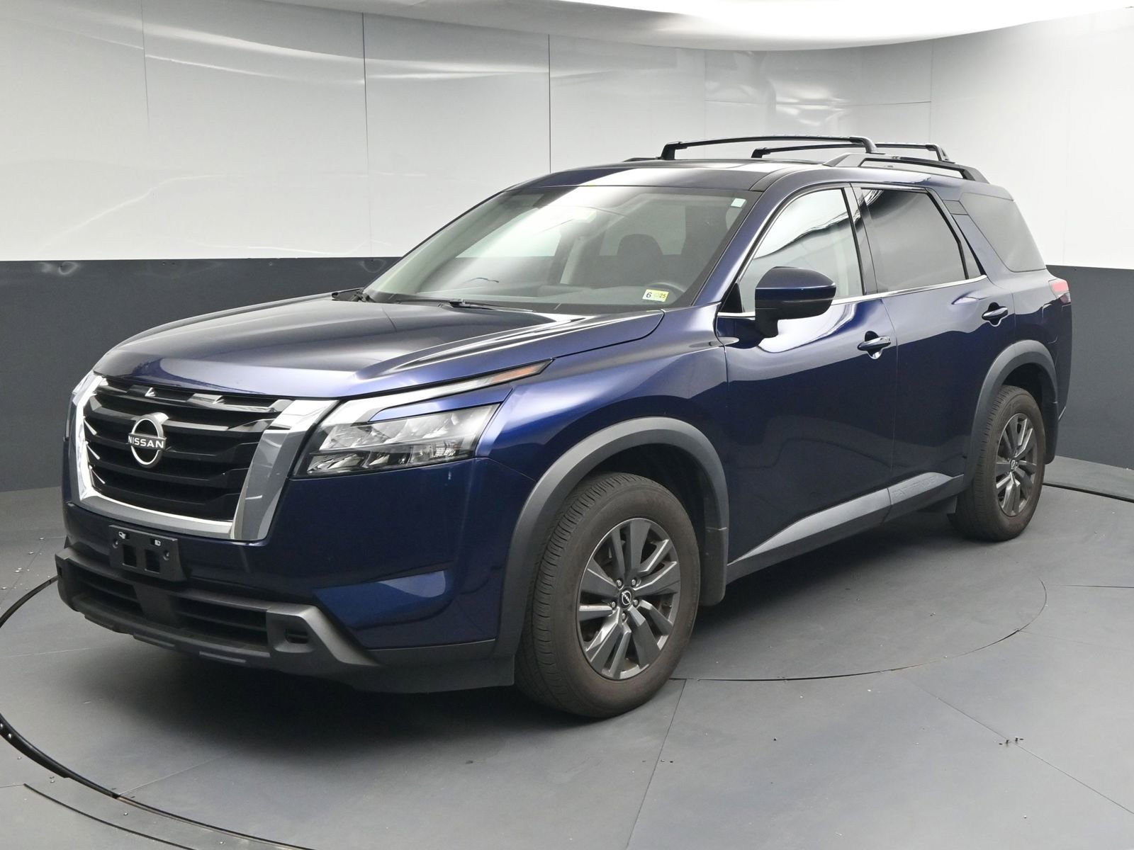 Used 2023 Nissan Pathfinder SV w/ SV Premium Package image 3