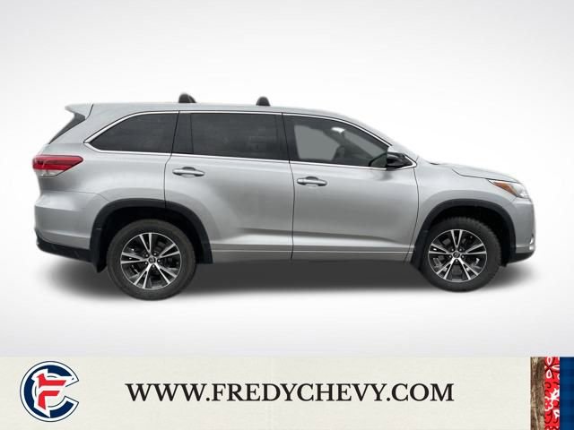 Used 2017 Toyota Highlander LE image 6