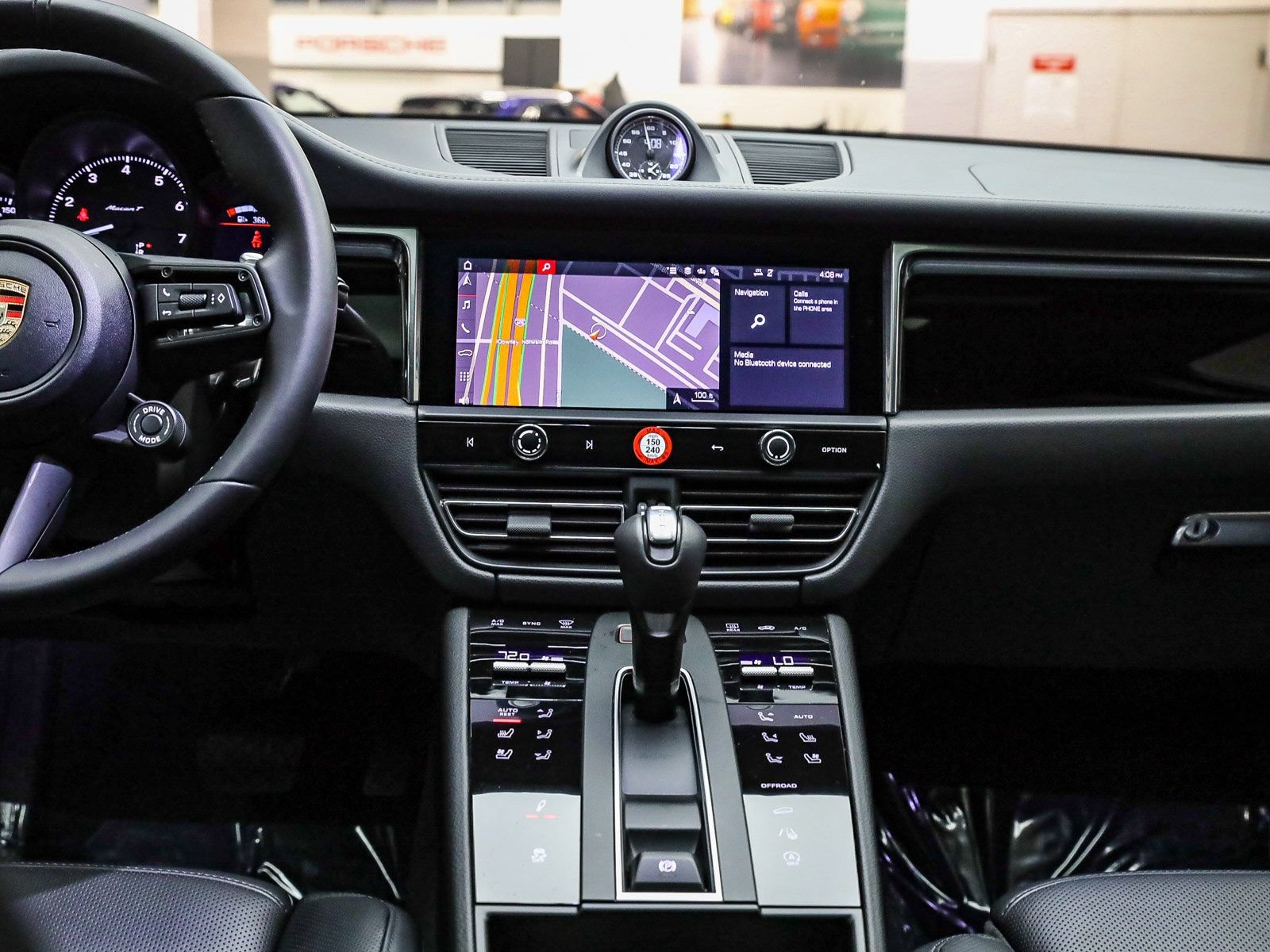 Certified 2025 Porsche Macan Turbo AWD/4WD image 17
