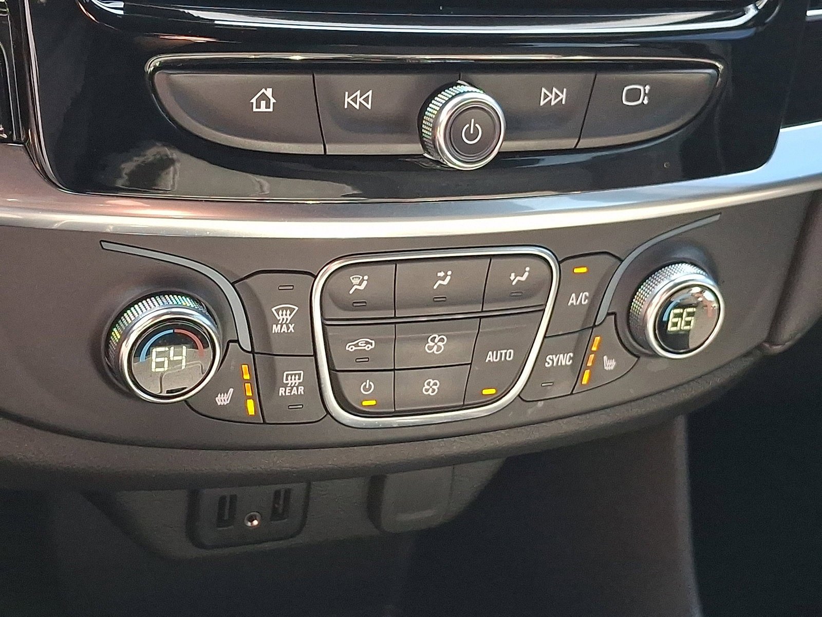 Used 2023 Chevrolet Traverse LT w/ Midnight/Sport Edition image 16