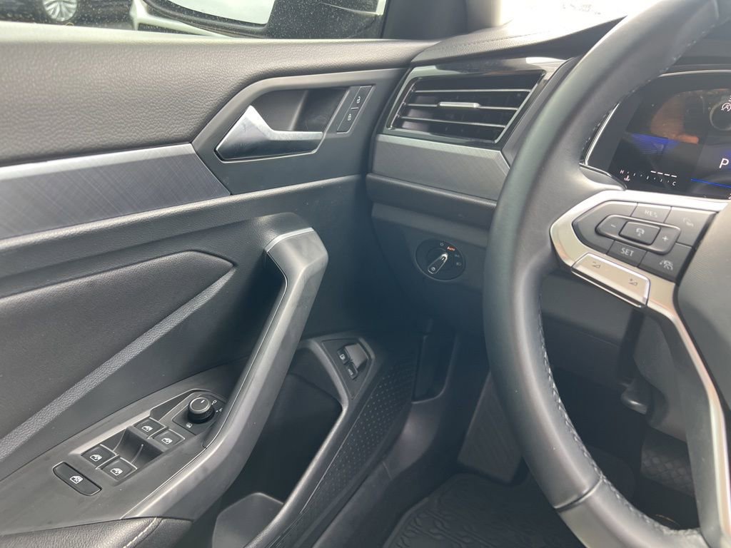 Certified 2023 Volkswagen Jetta SE w/ Panoramic Sunroof Package image 19
