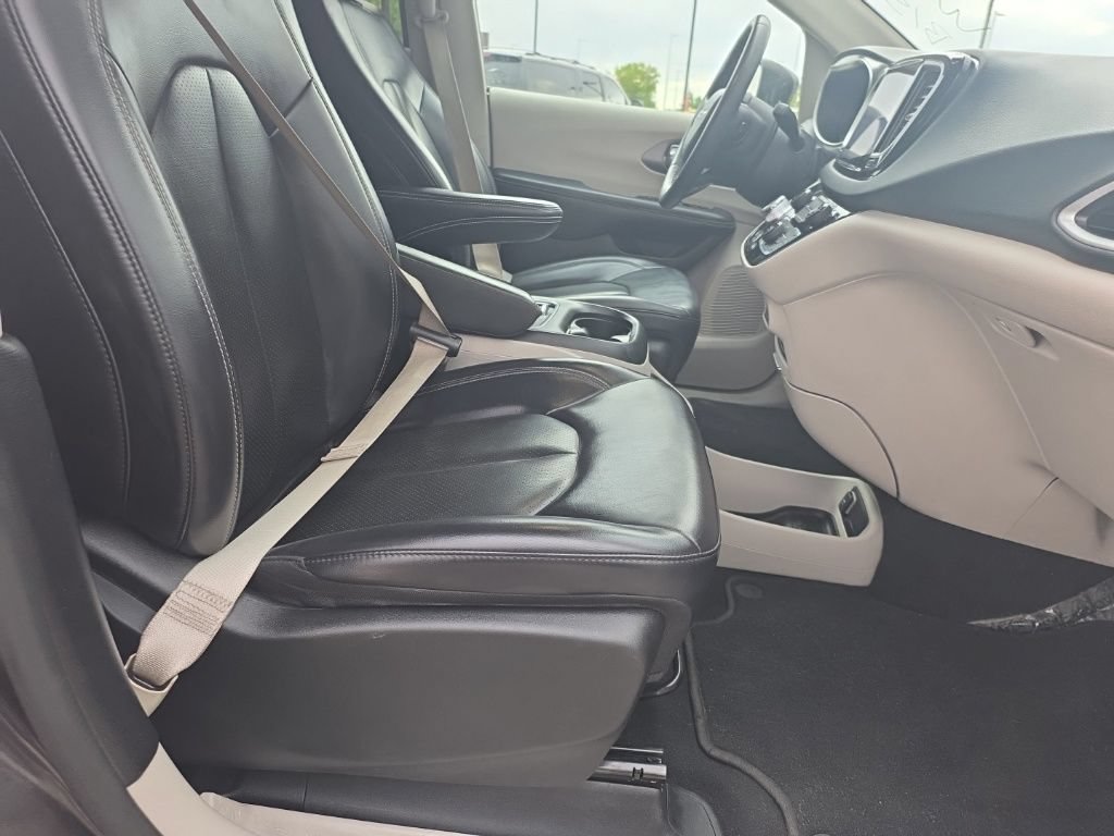Used 2023 Chrysler Pacifica Touring-L FWD image 27
