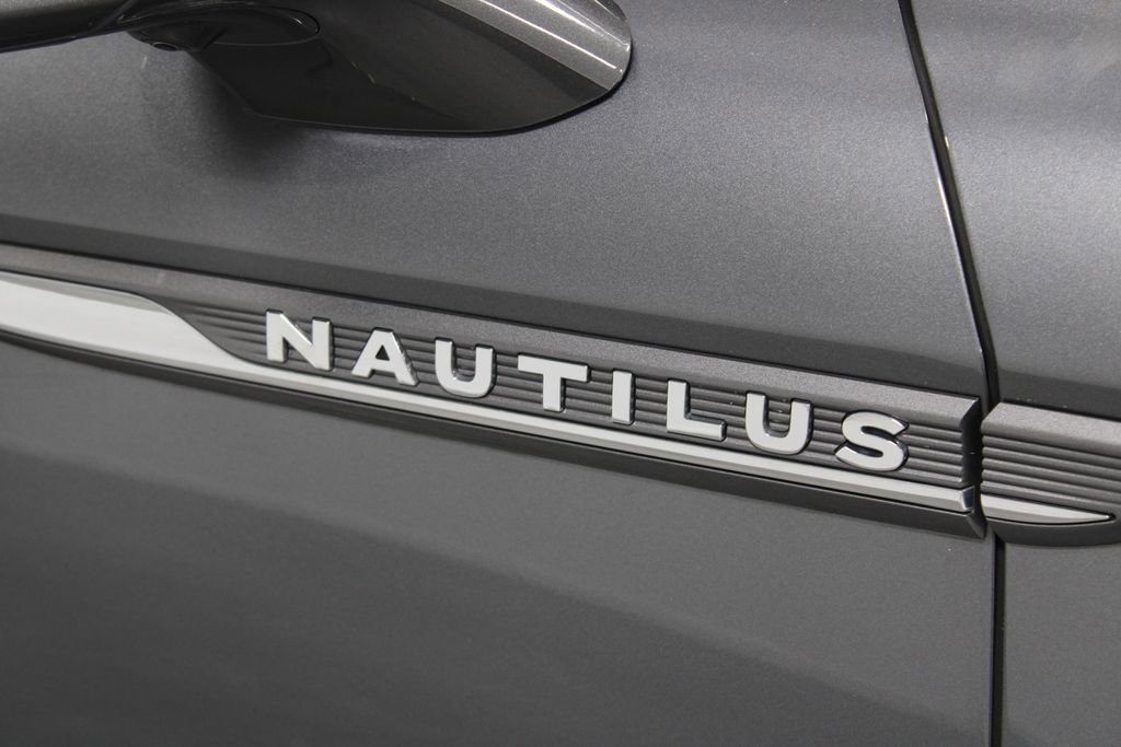 Used 2022 Lincoln Nautilus Reserve w/ Equipment Group 201A image 12
