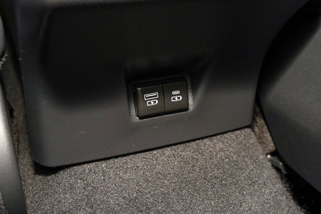 Used 2025 Toyota Camry SE image 7