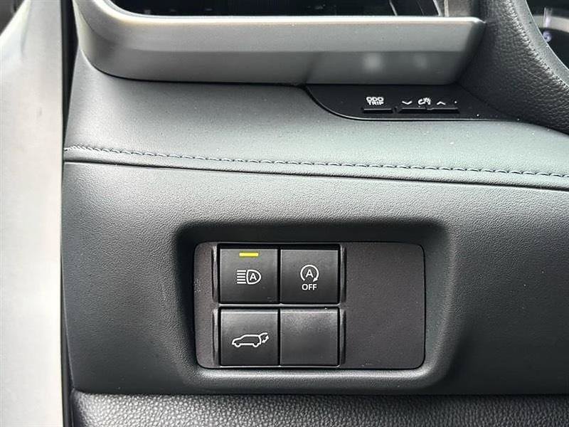 Used 2023 Toyota Highlander LE FWD image 17