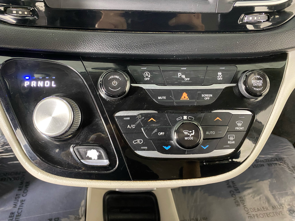 Used 2018 Chrysler Pacifica Touring-L FWD image 27