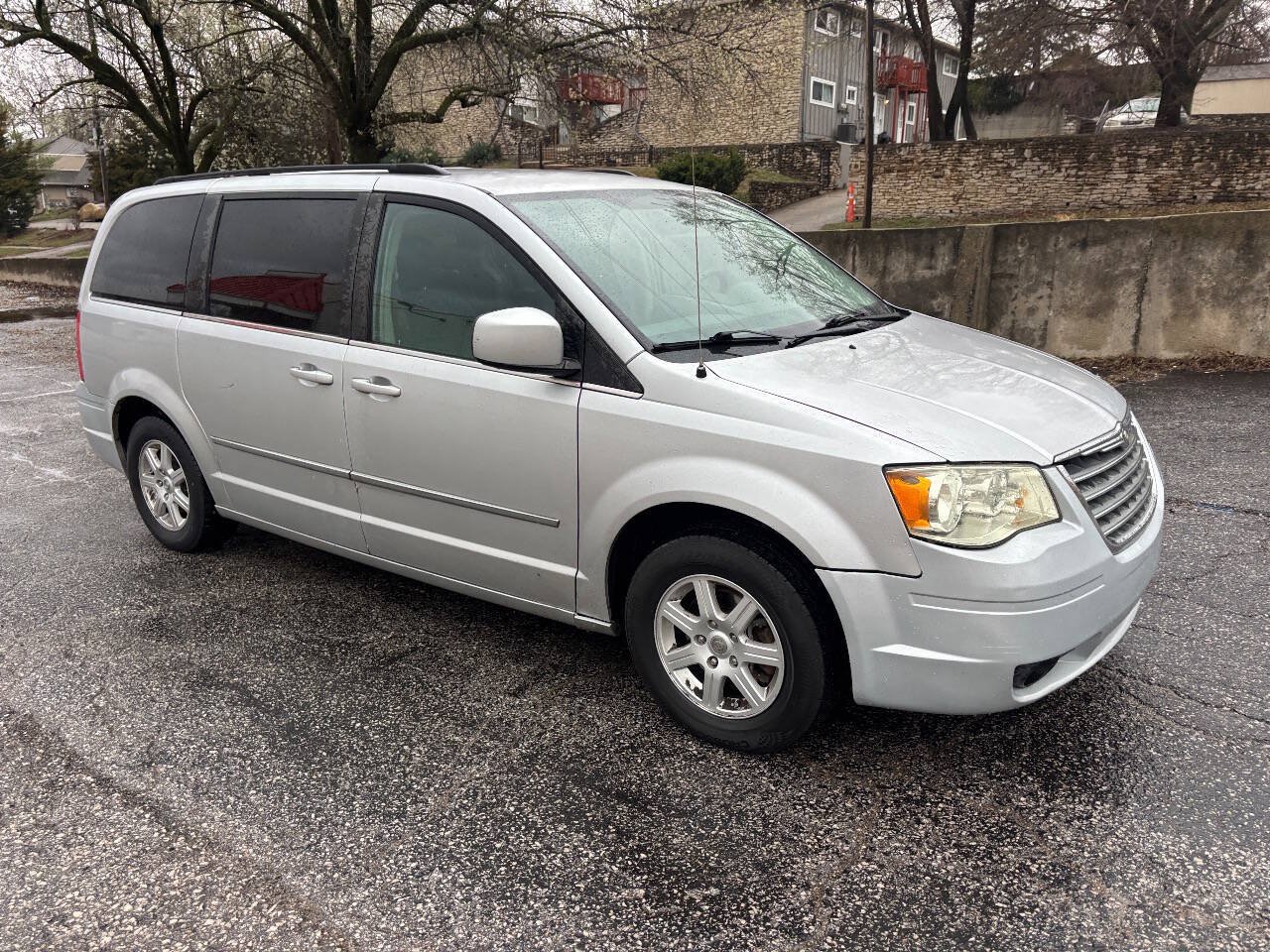Used 2010 Chrysler Town & Country Touring FWD image 5