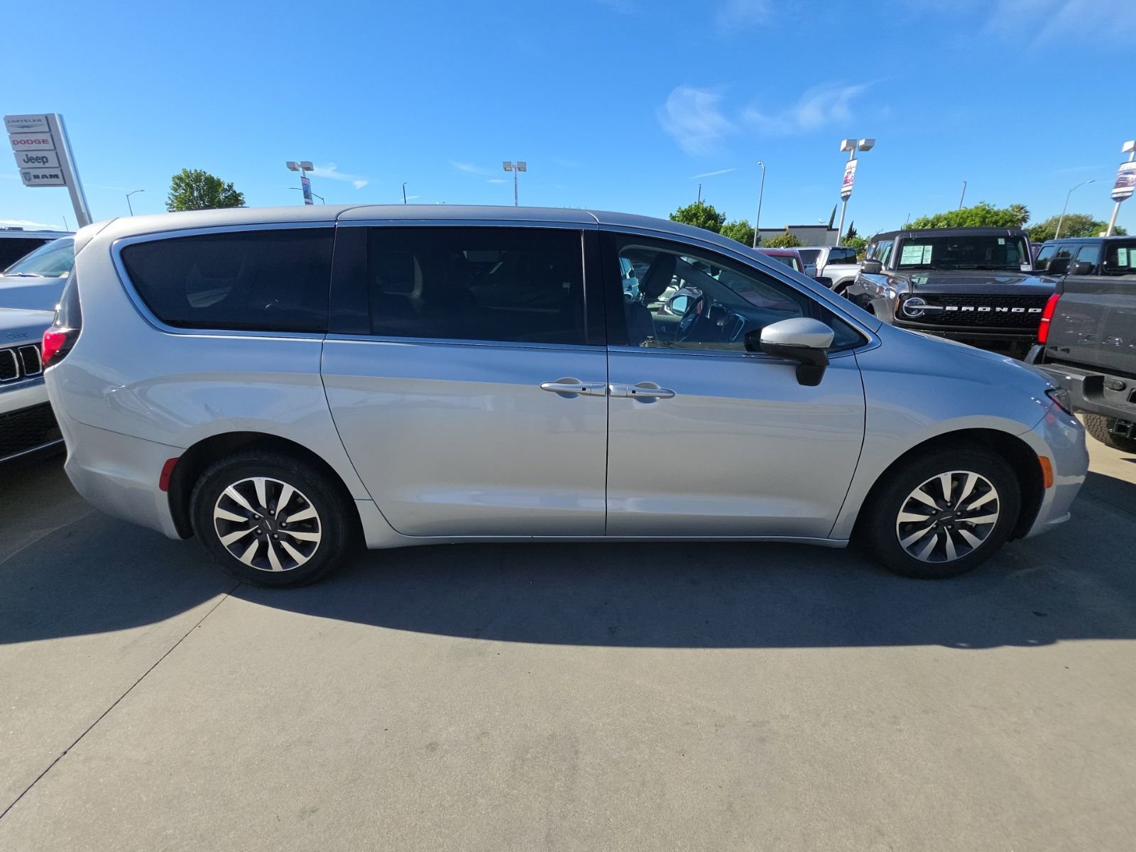 Used 2023 Chrysler Pacifica Touring-L image 3