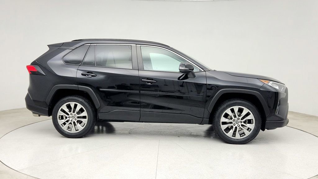 Used 2020 Toyota RAV4 XLE Premium image 4