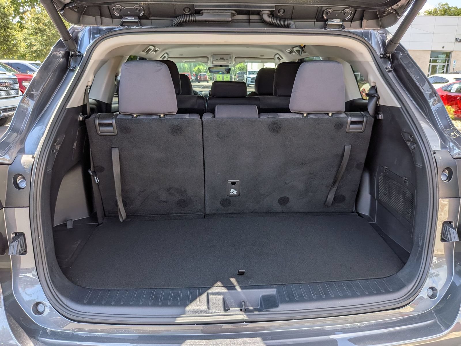 Used 2024 Toyota Highlander LE FWD image 32