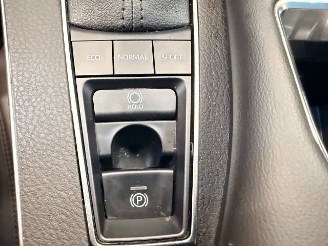 Used 2022 Toyota Avalon XLE w/ Moonroof Package image 43