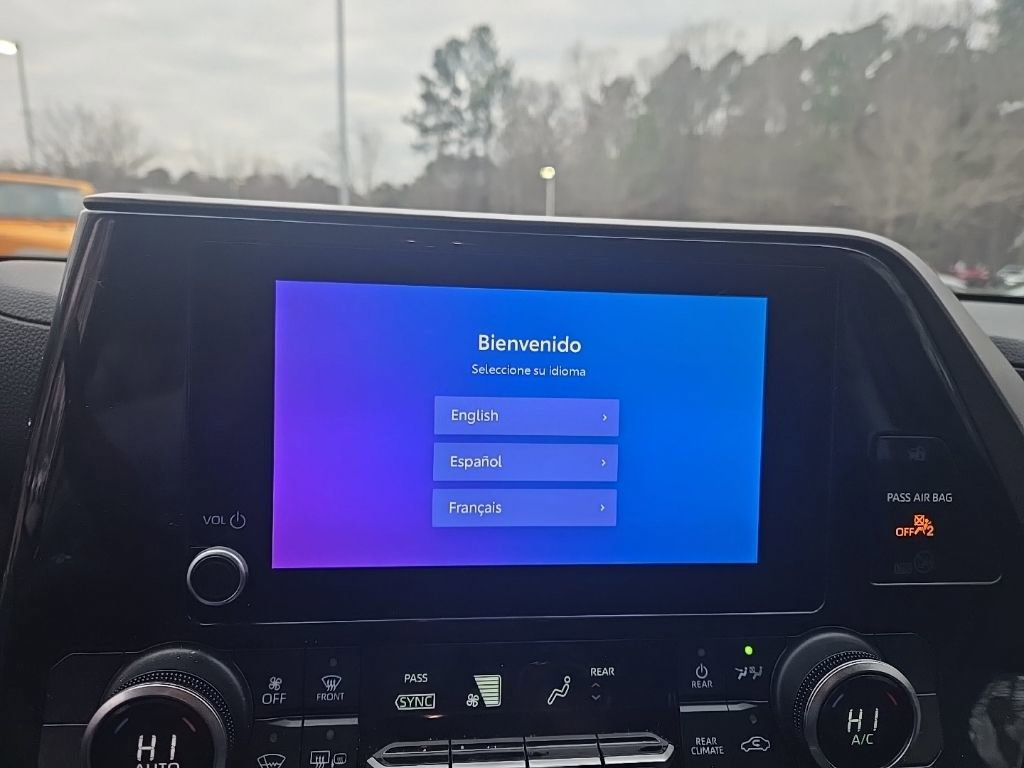 Used 2024 Toyota Highlander LE image 3