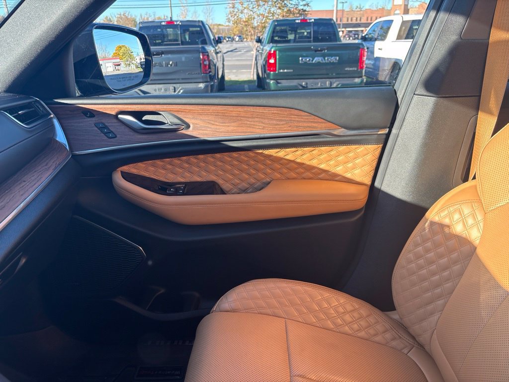Used 2023 Jeep Grand Cherokee Summit w/ Adv Protech Group IV AWD/4WD image 33