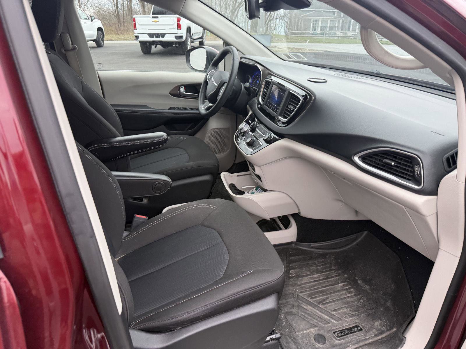 Used 2021 Chrysler Voyager L FWD image 16