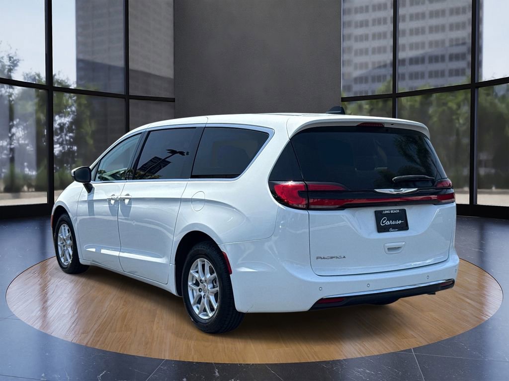Used 2023 Chrysler Pacifica Touring-L FWD image 4