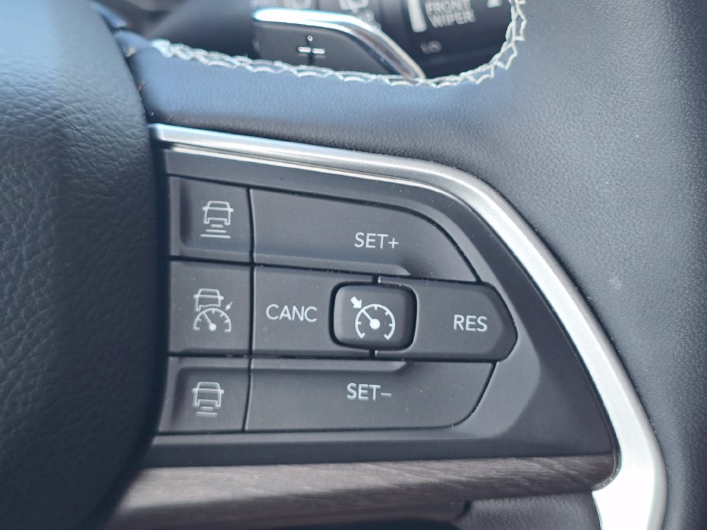 Used 2023 Jeep Grand Cherokee L Limited w/ Luxury Tech Group II AWD/4WD image 42