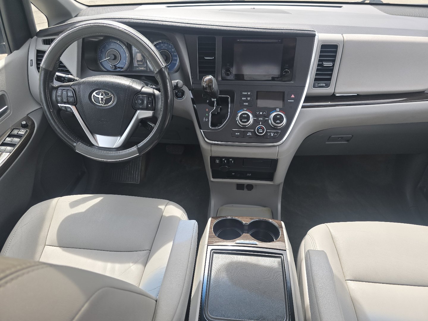 Used 2015 Toyota Sienna XLE Premium FWD image 21