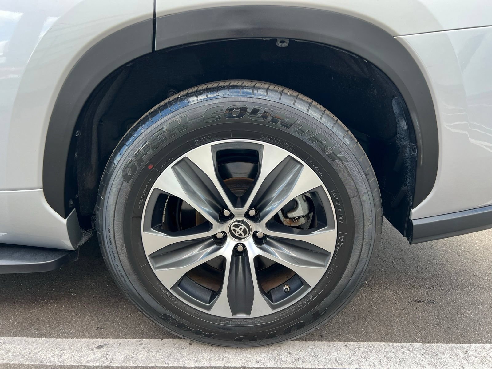 Used 2023 Toyota Highlander XLE FWD image 14