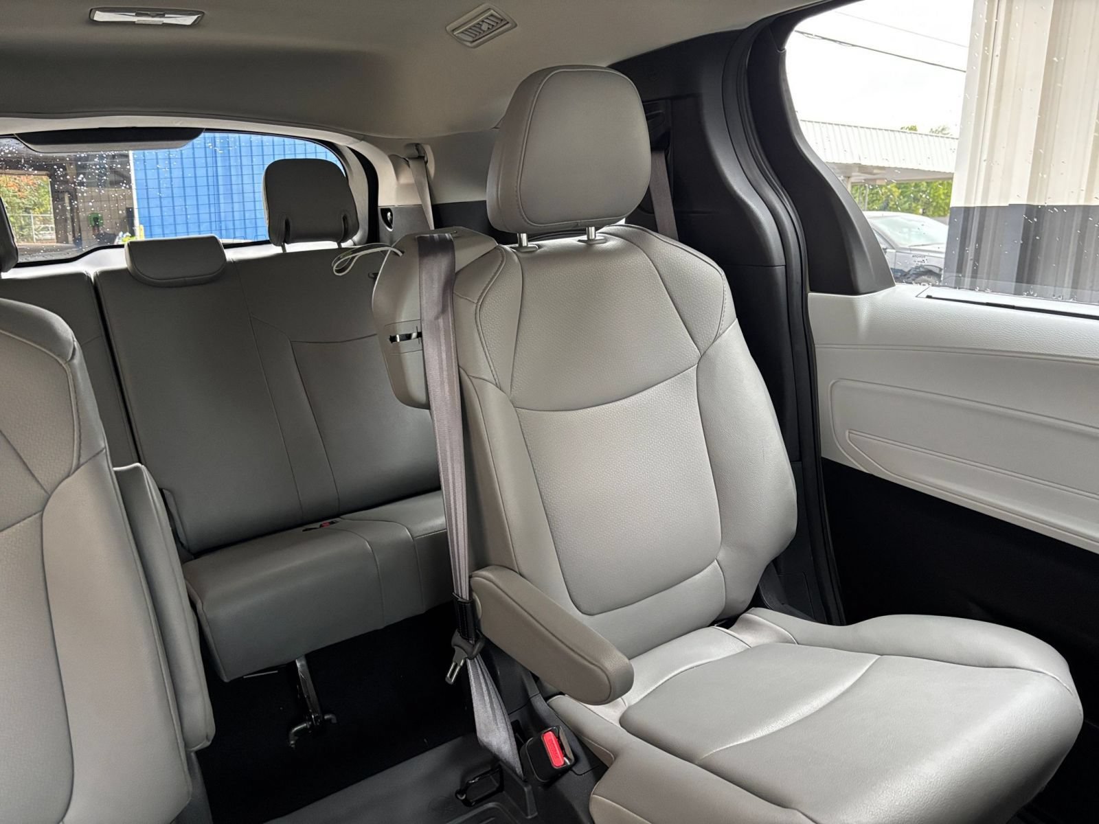 Used 2025 Toyota Sienna XLE FWD image 41