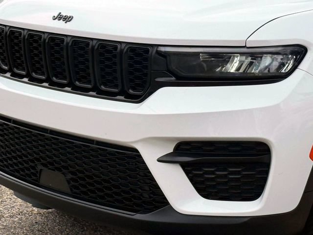 Used 2023 Jeep Grand Cherokee Altitude AWD/4WD image 10