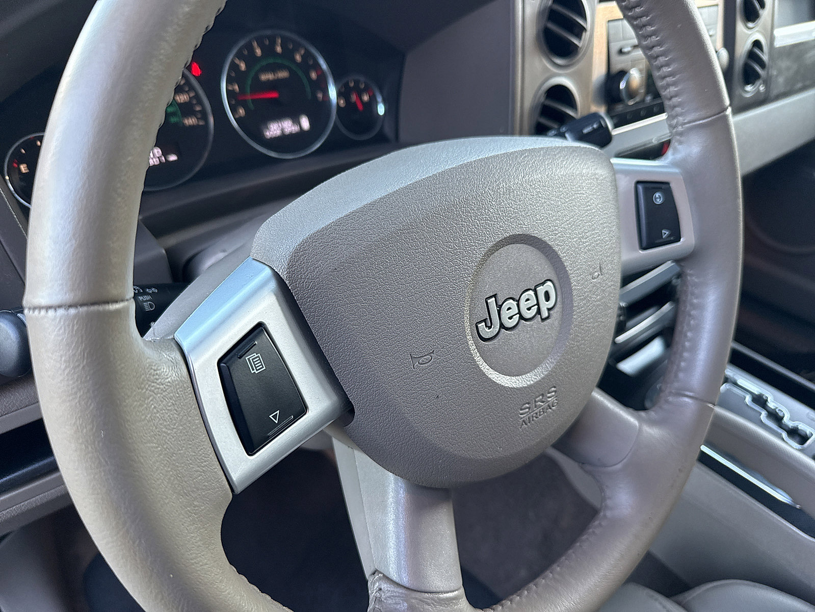 Used 2008 Jeep Commander Sport image 40