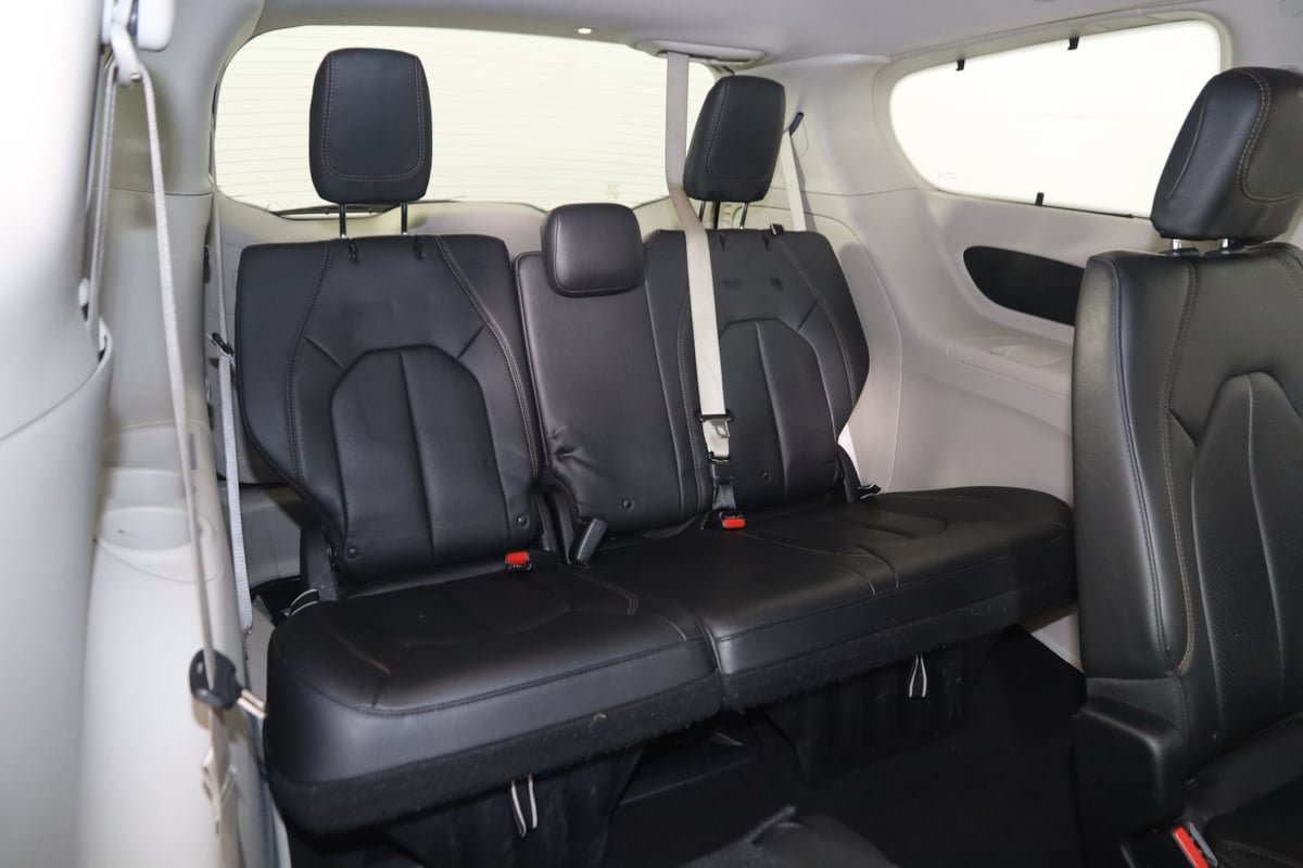 Used 2018 Chrysler Pacifica Touring-L FWD image 14