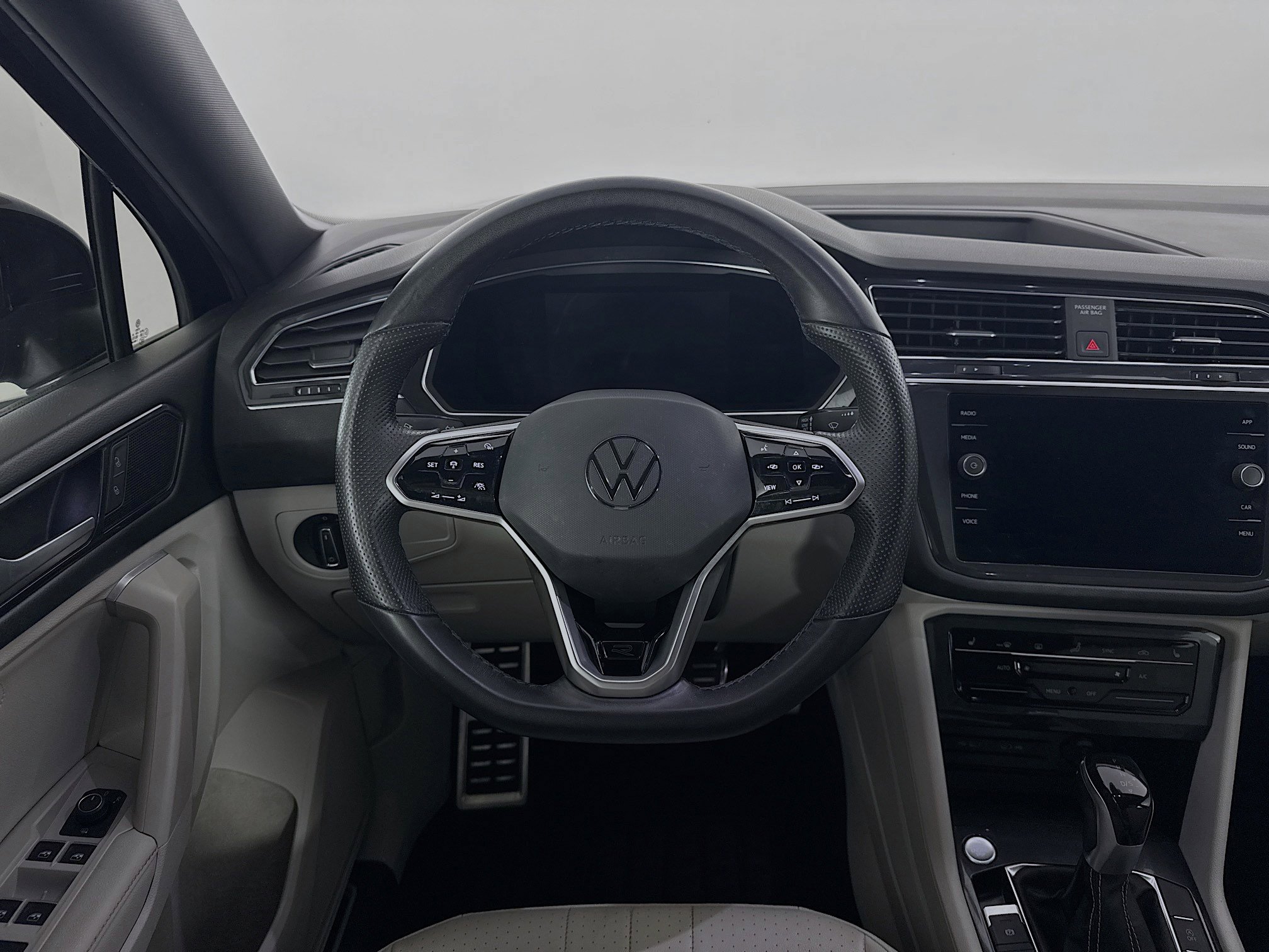 Used 2022 Volkswagen Tiguan SE R-Line image 22