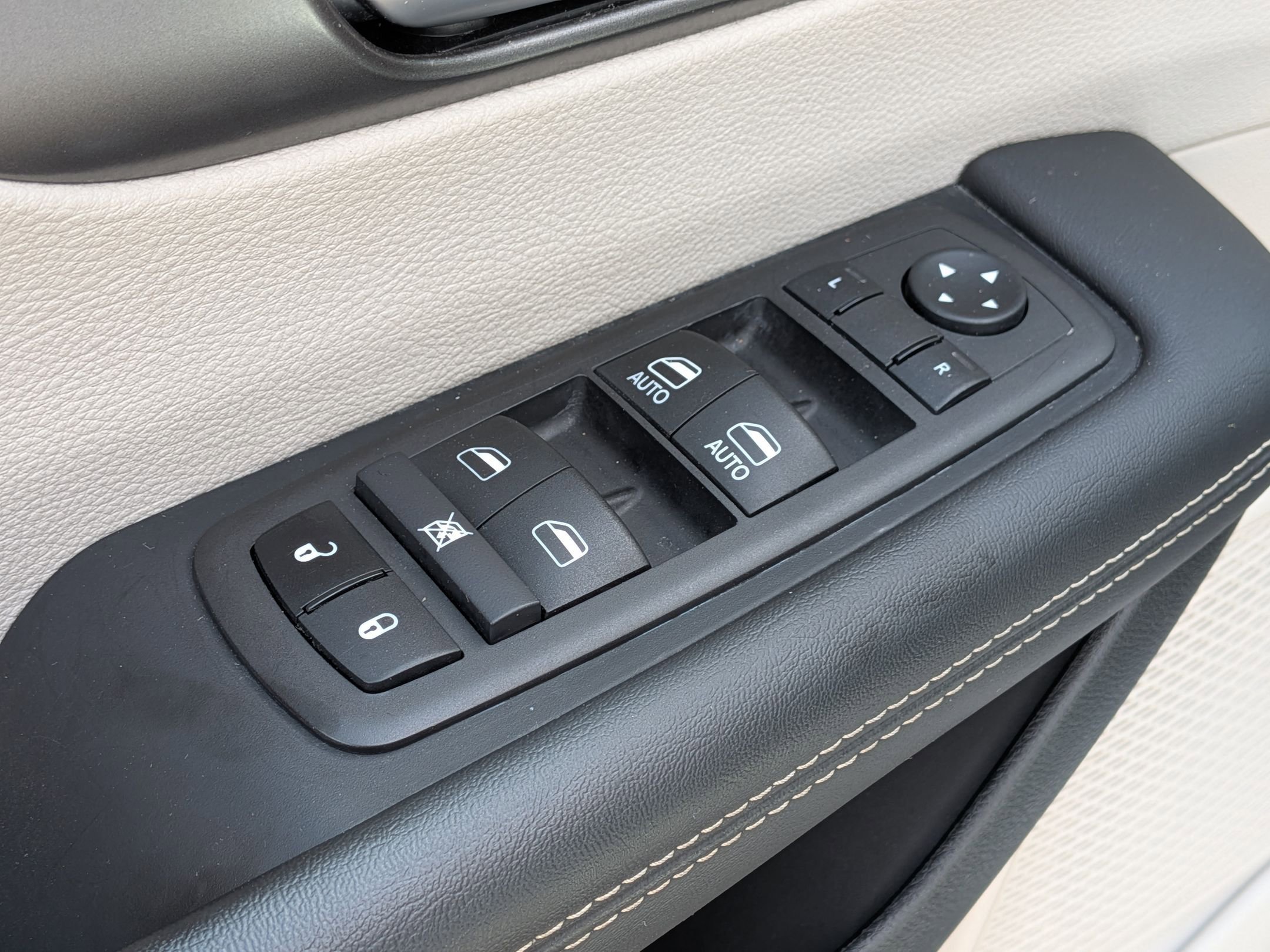 Used 2024 Chrysler Pacifica Touring-L image 13