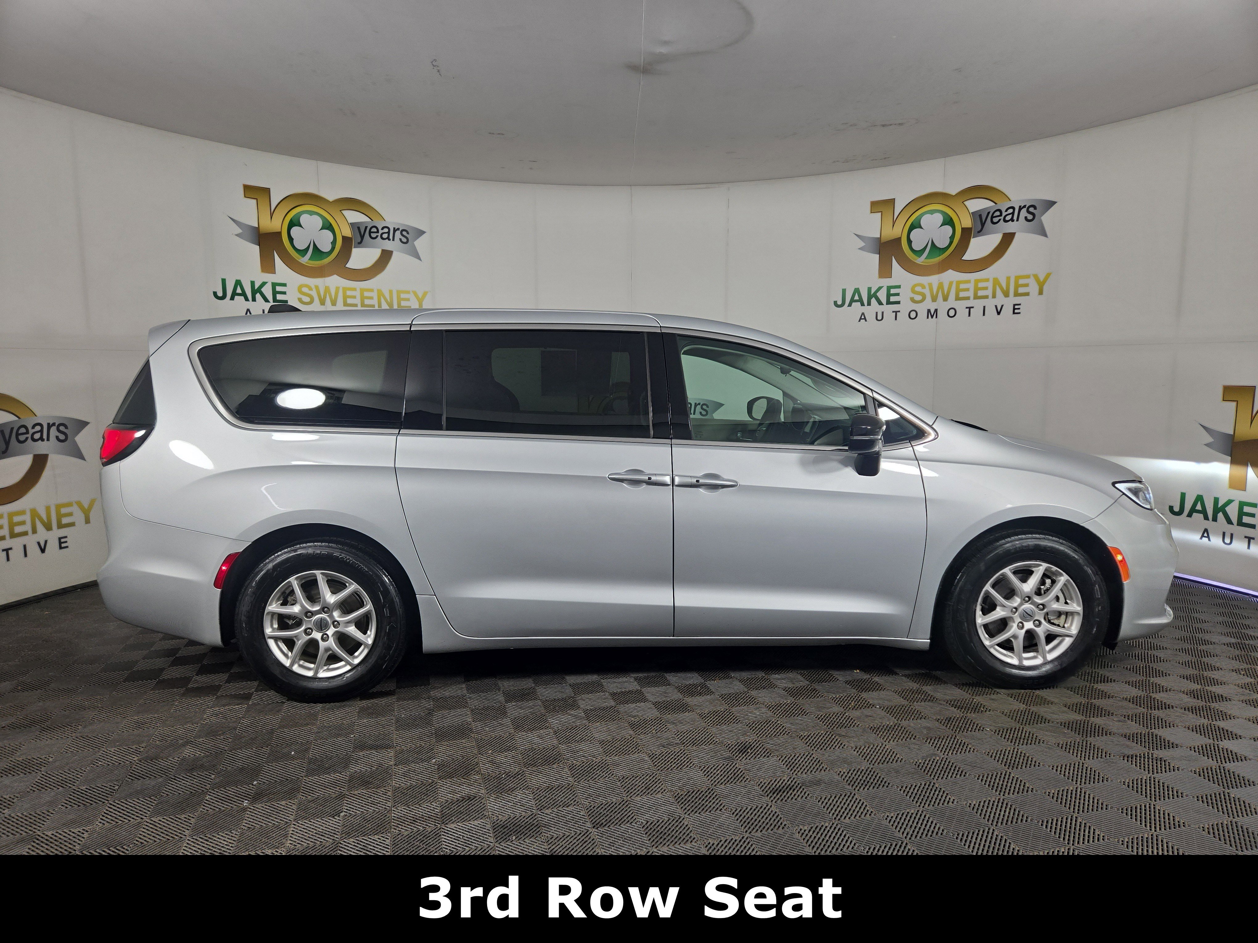 Used 2024 Chrysler Pacifica Touring-L image 10