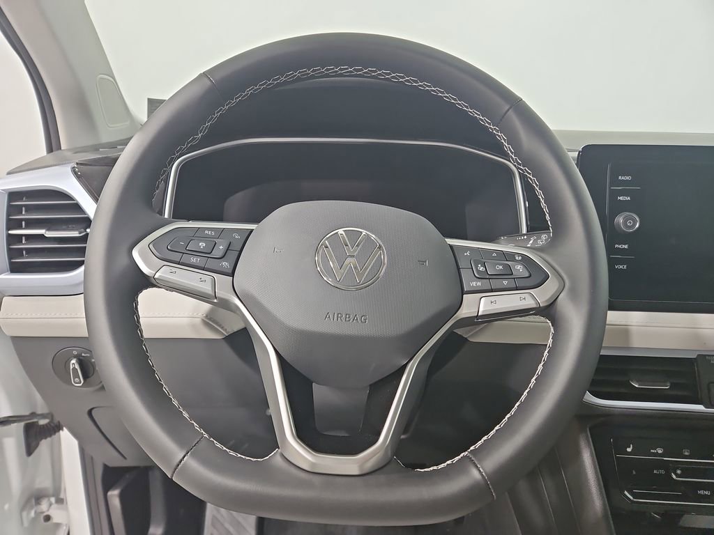 New 2026 Volkswagen Taos SE FWD image 14